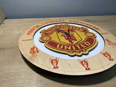 Manchester United (logo in original colours, light wood, red engravings)